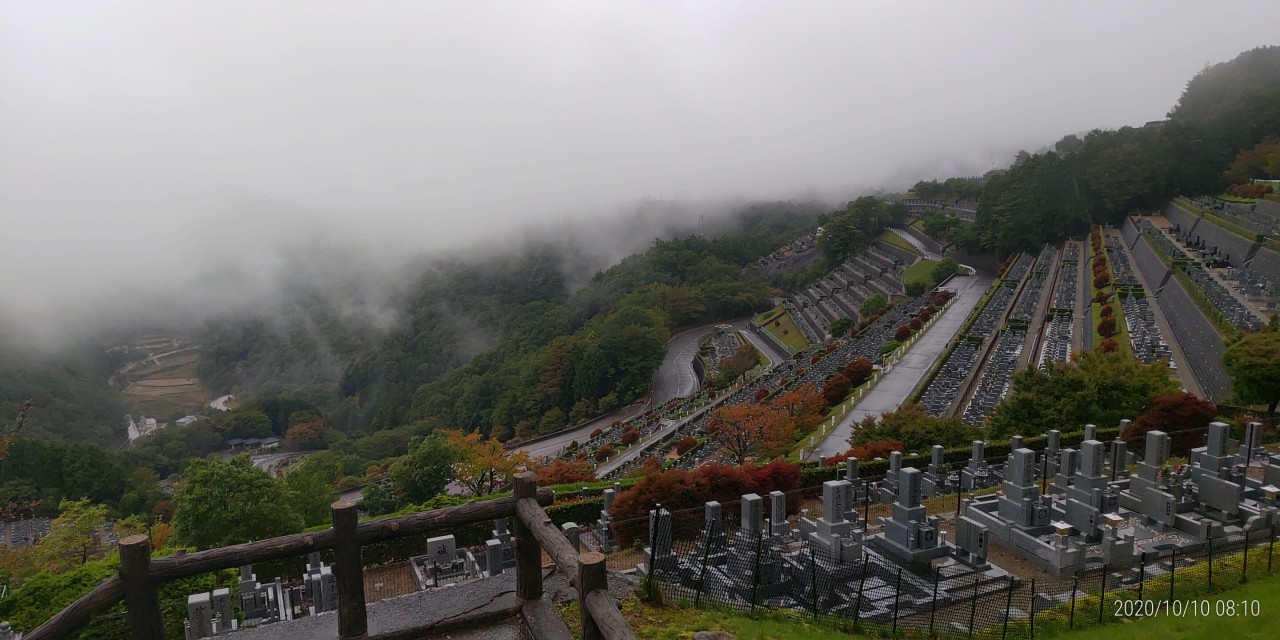 7区3番最上段駐車場から墓所風景