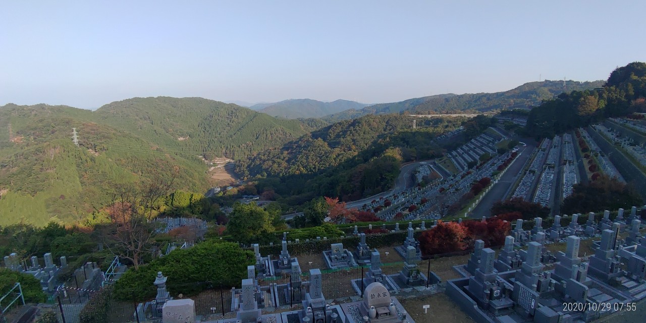 7区3番上段駐車場から階段墓域風景