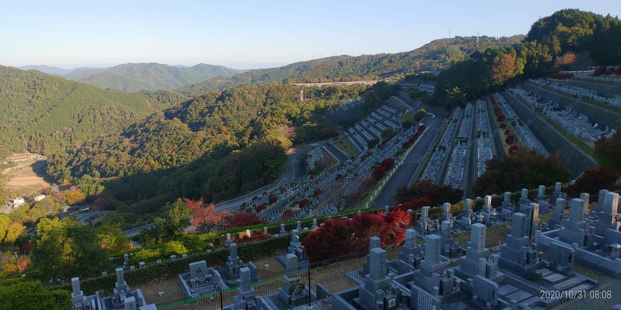 7区3番上段駐車場から階段墓域風景