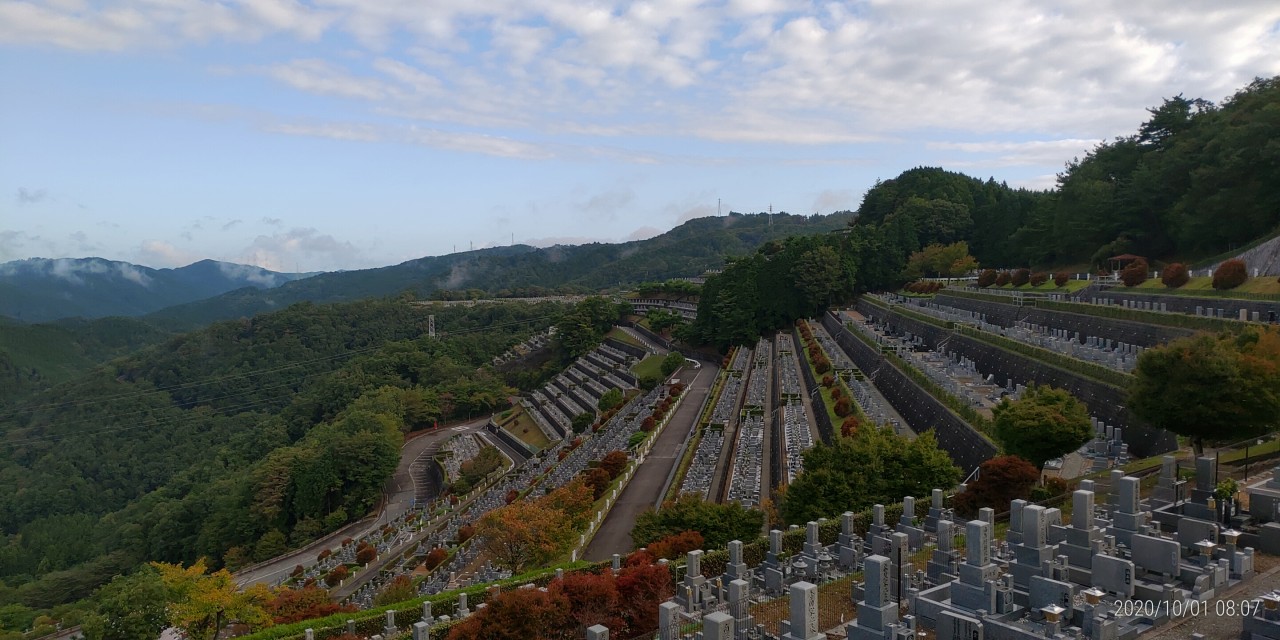 7区3番上段駐車場から階段墓域