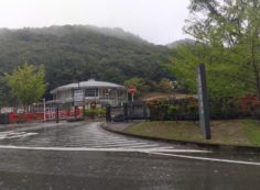 霊園正面入り口・霊園管理事務所