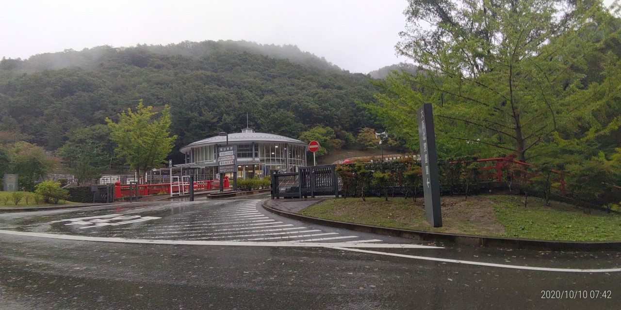 霊園正面入り口・霊園管理事務所