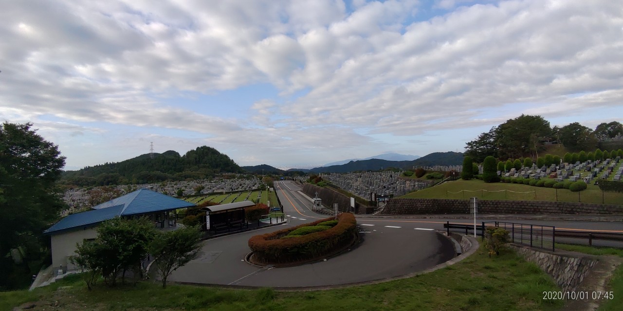 霊園北入口から園内風景