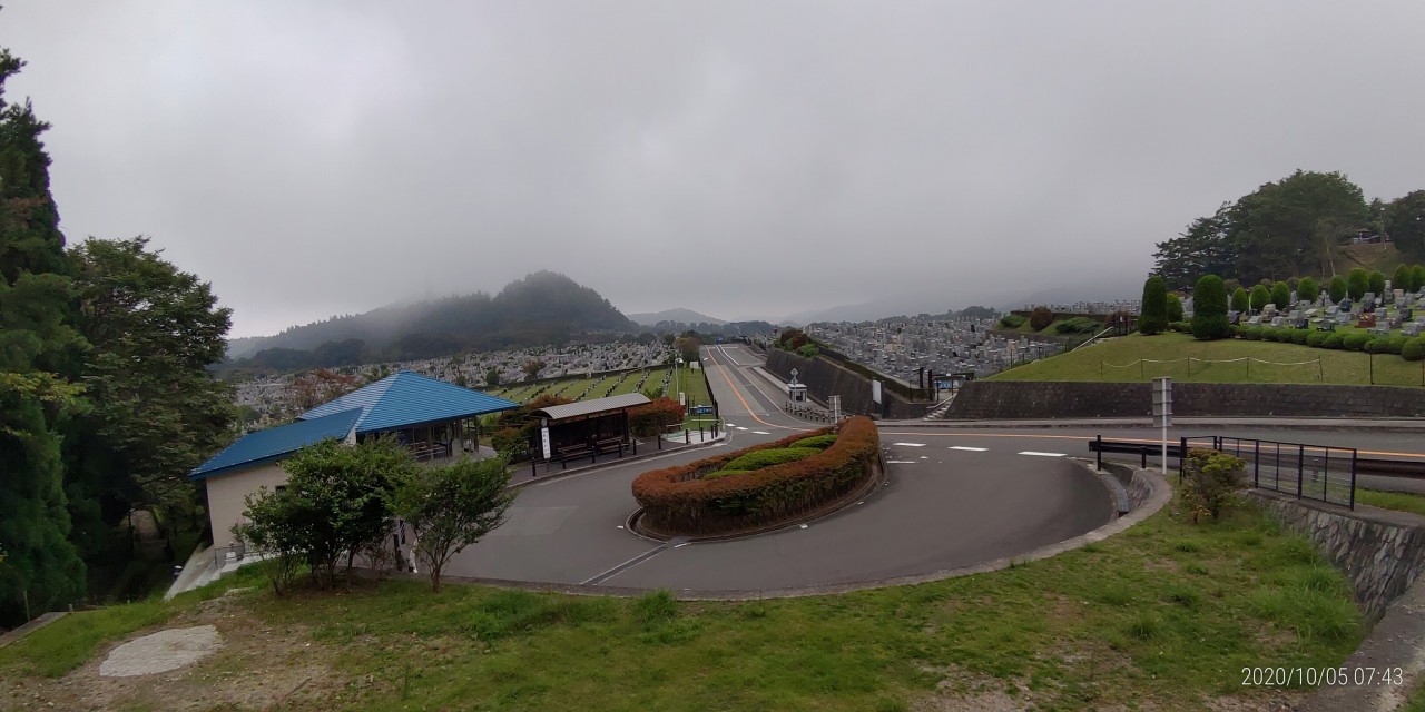 霊園北入口から園内風景