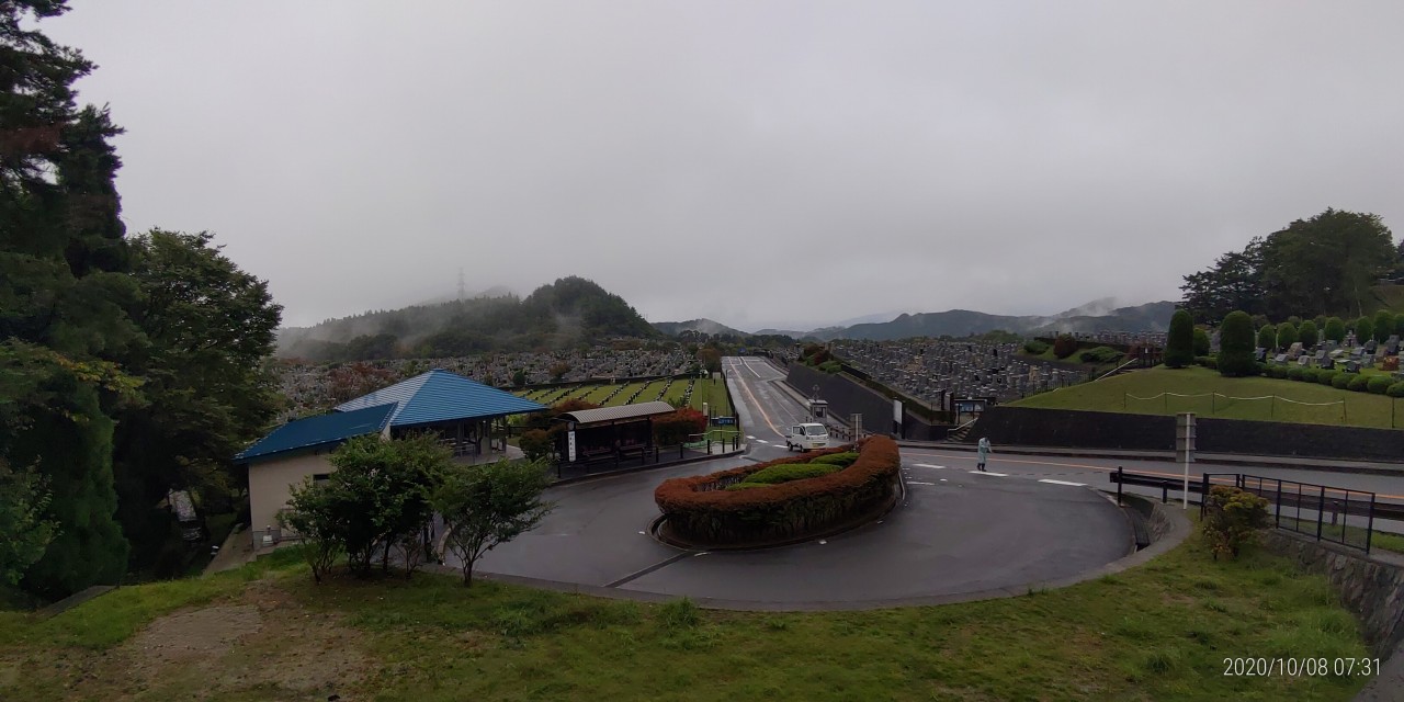 霊園北入口から園内風景