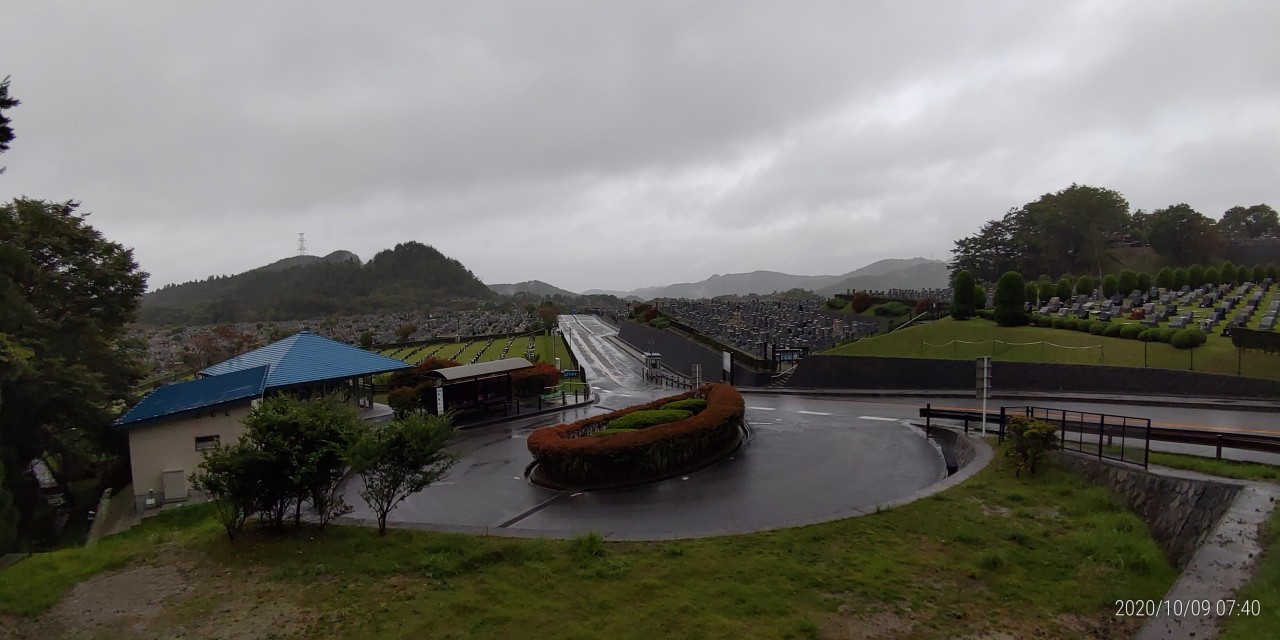 霊園北入口から園内風景