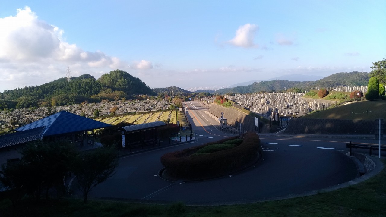 霊園北入口から園内風景