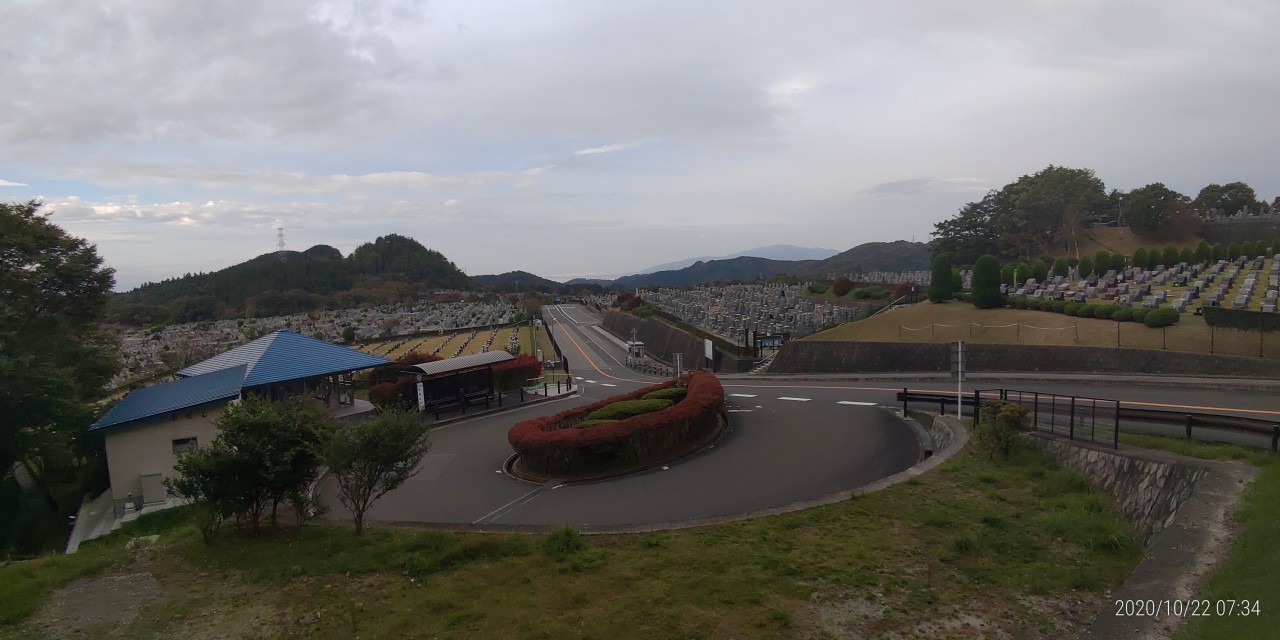 霊園北入口から園内風景