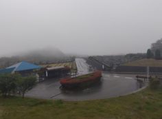 霊園北入口から園内風景（雨・霧）