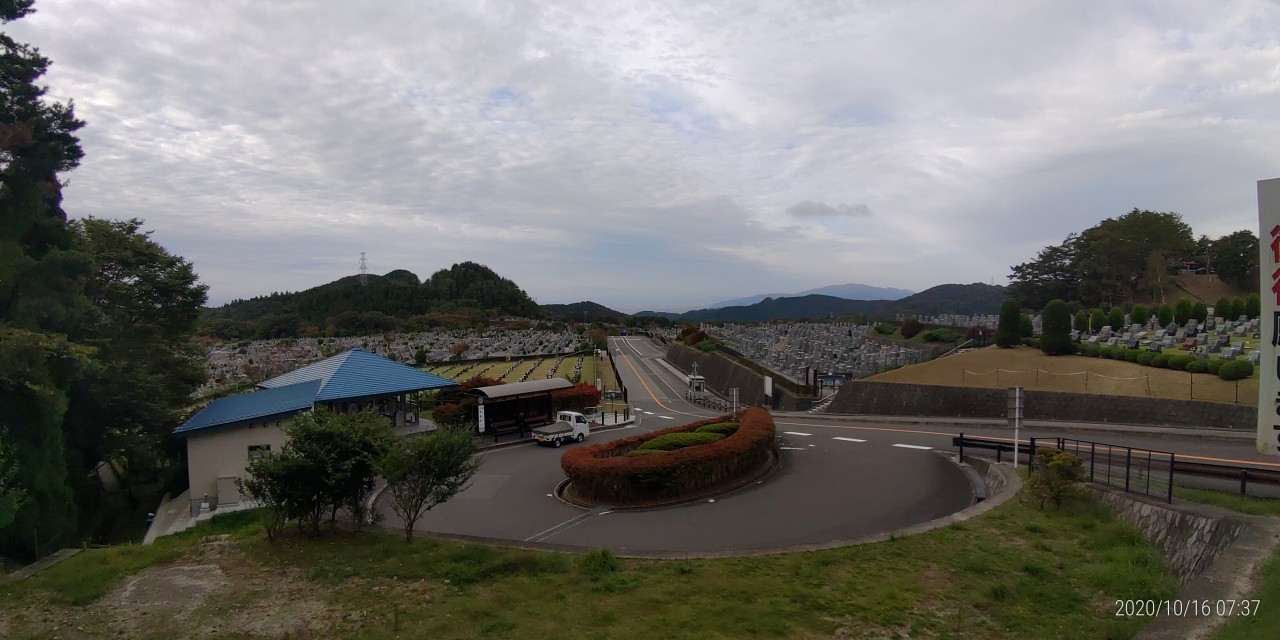 霊園北入口から園内風景