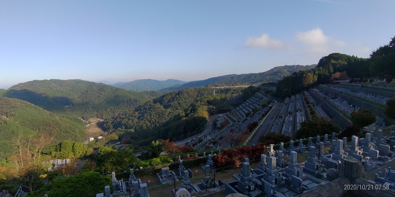 7区3番上段駐車場から階段墓域風景