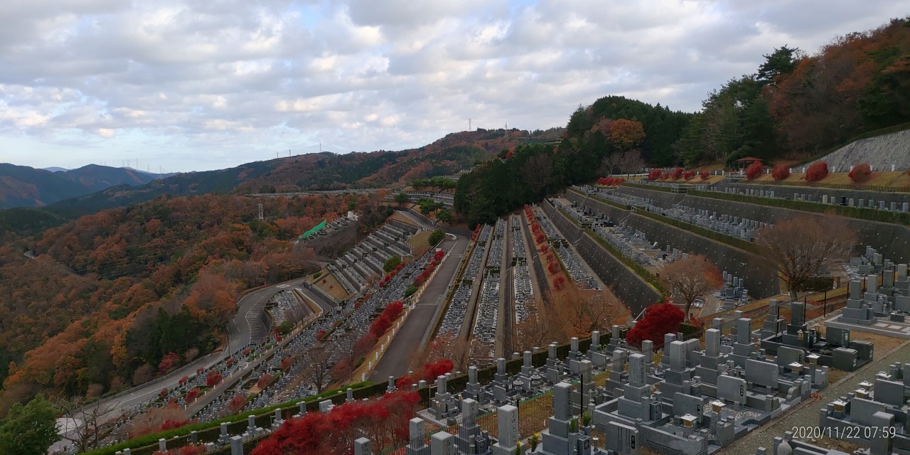 7区3番上段駐車場から階段墓域