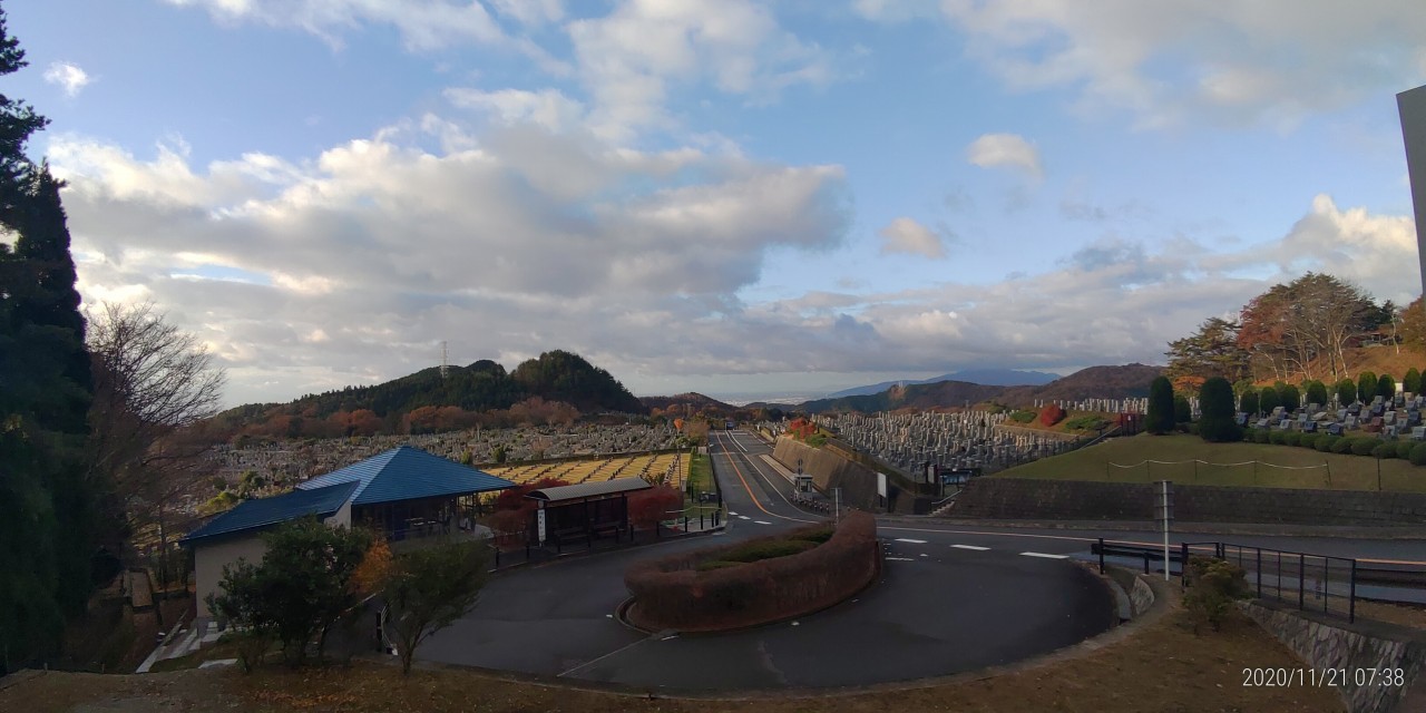 霊園北入口から園内風景