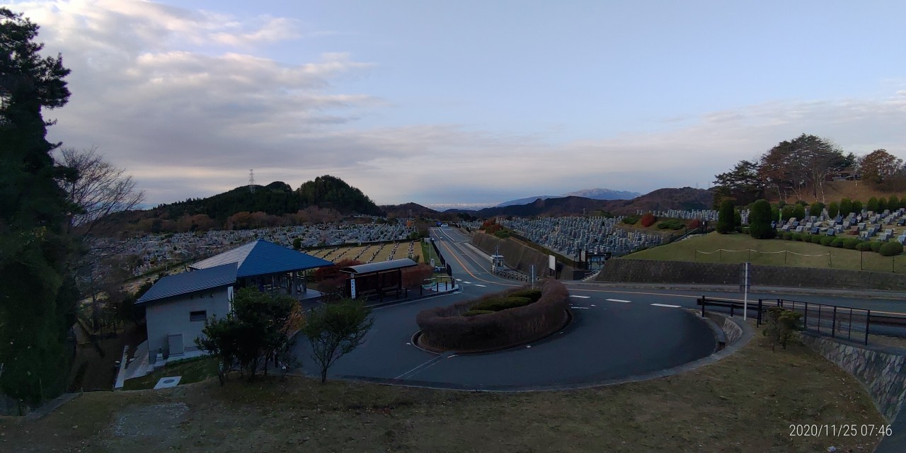 霊園北入口から園内風景