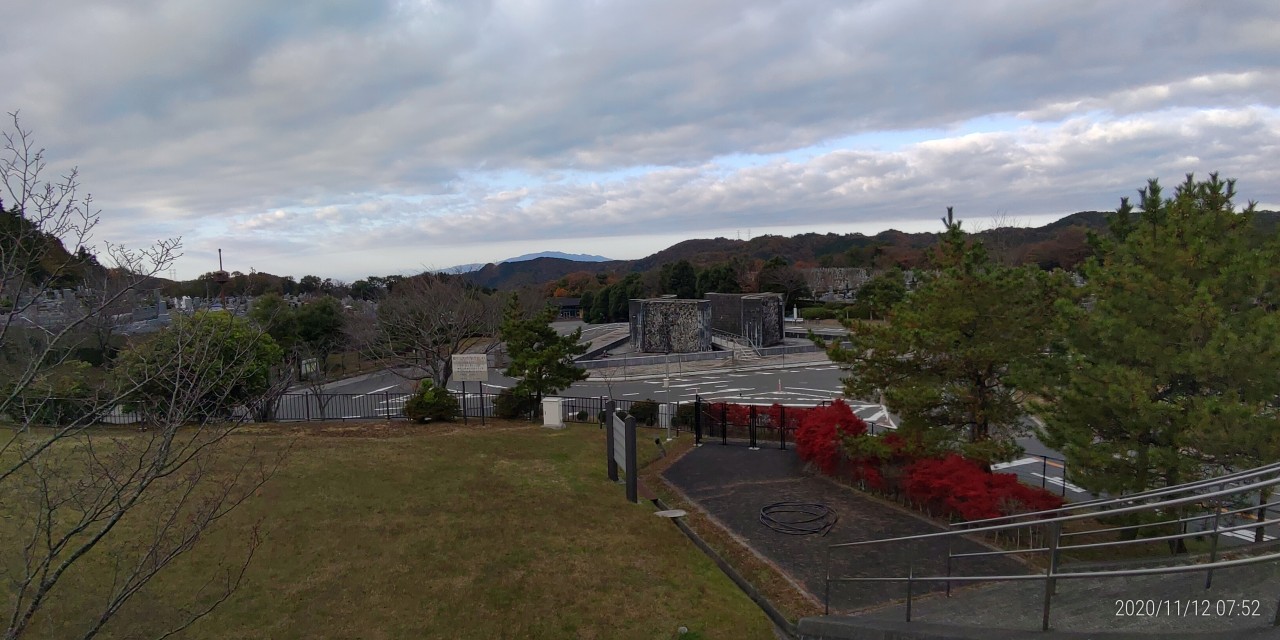 臨時駐車場からモニュメント風景