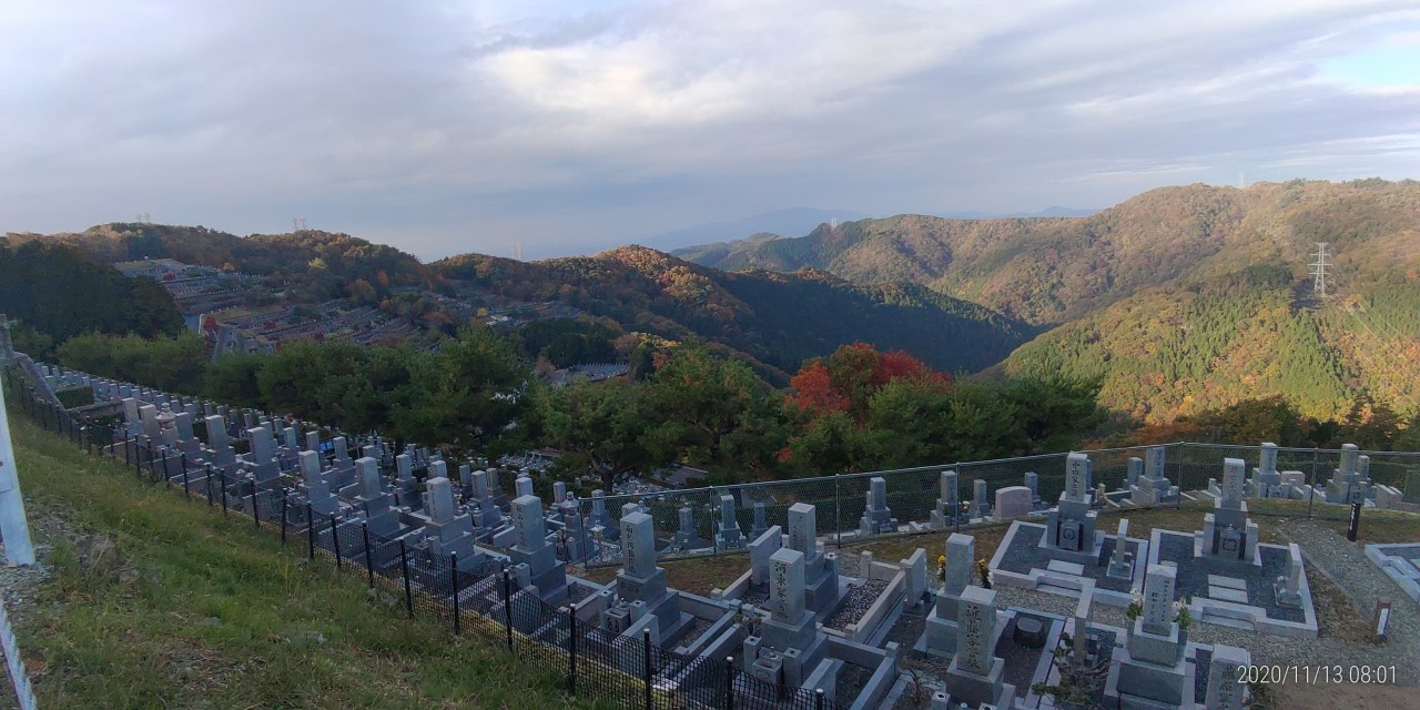 8区7番墓所駐車場から階段墓域風景