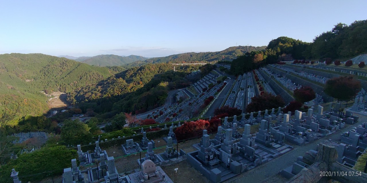 7区3番上段駐車所場から階段墓域風景