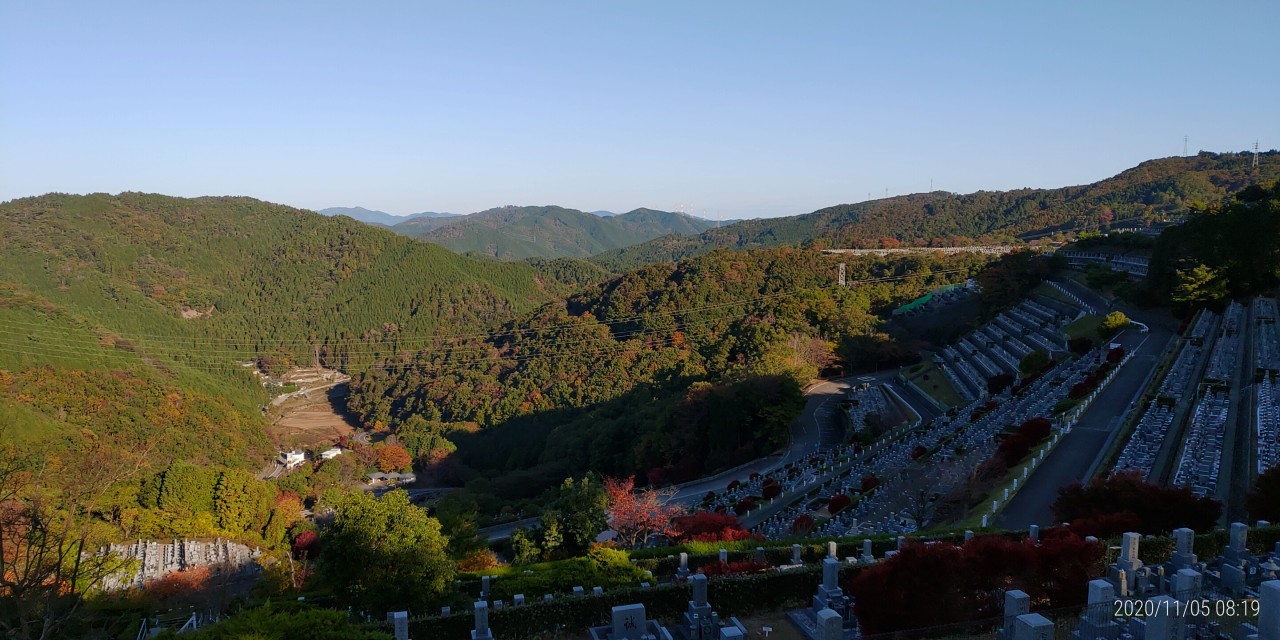 7区3番最上段駐車場から墓所風景