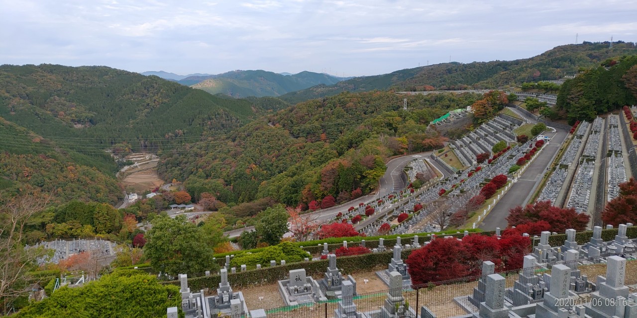 7区3番上段駐車所場から階段墓域風景