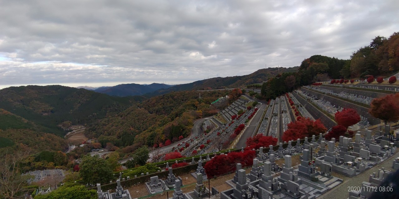 7区3番最上段駐車場から墓所風景