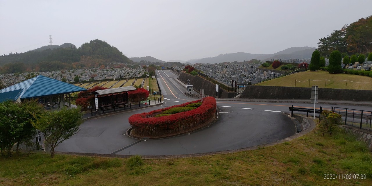 霊園北入口から園内風景