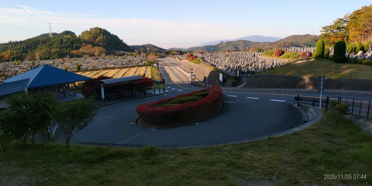 霊園北入口から園内風景