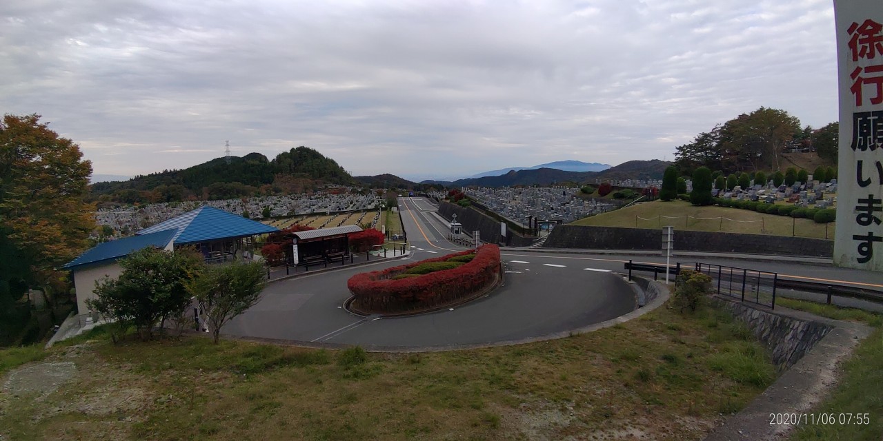 霊園北入口から園内風景