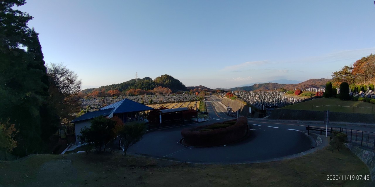 霊園北入口から園内風景