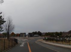 バス通り・モニュメント方向