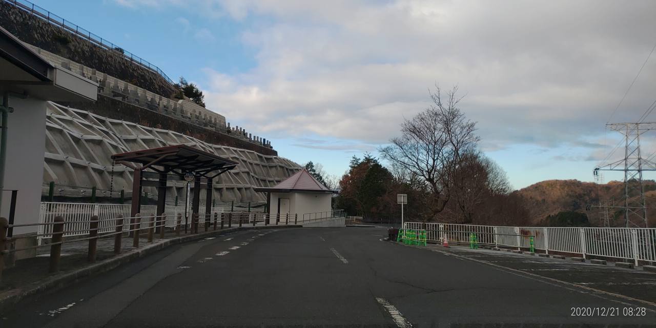 バス通り・8区バス停風景