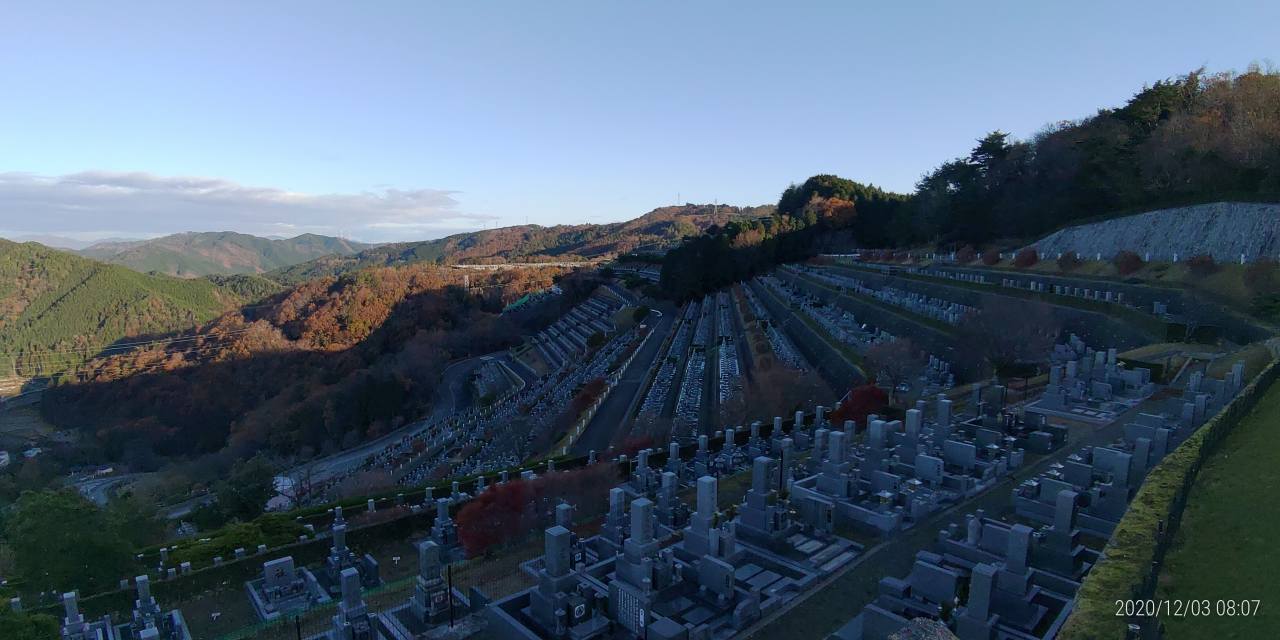 7区3番上段駐車場から階段墓域風景