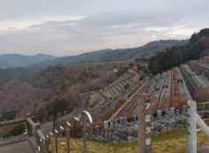 7区3番上段駐車場から階段墓域風景