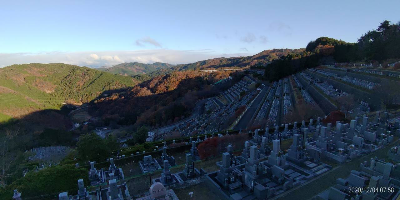 7区3番上段駐車場から階段墓域風景