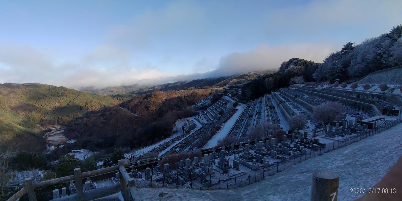 7区3番上段駐車場から階段墓域風景