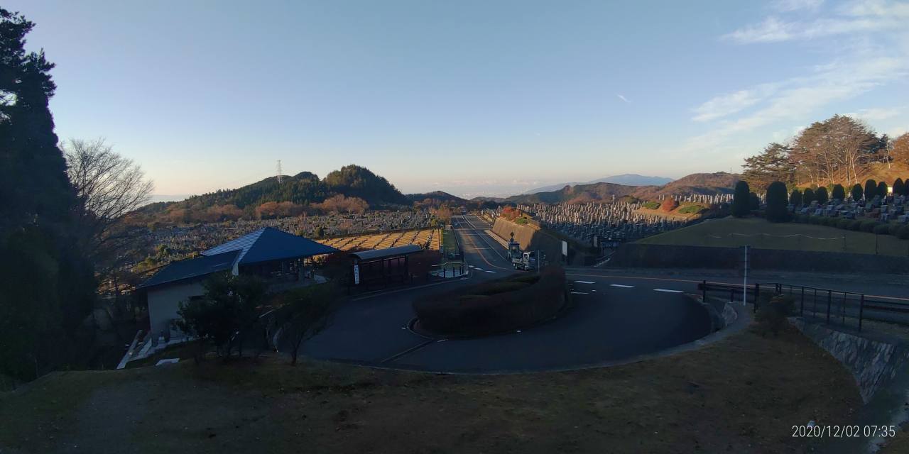 霊園北入口から園内風景