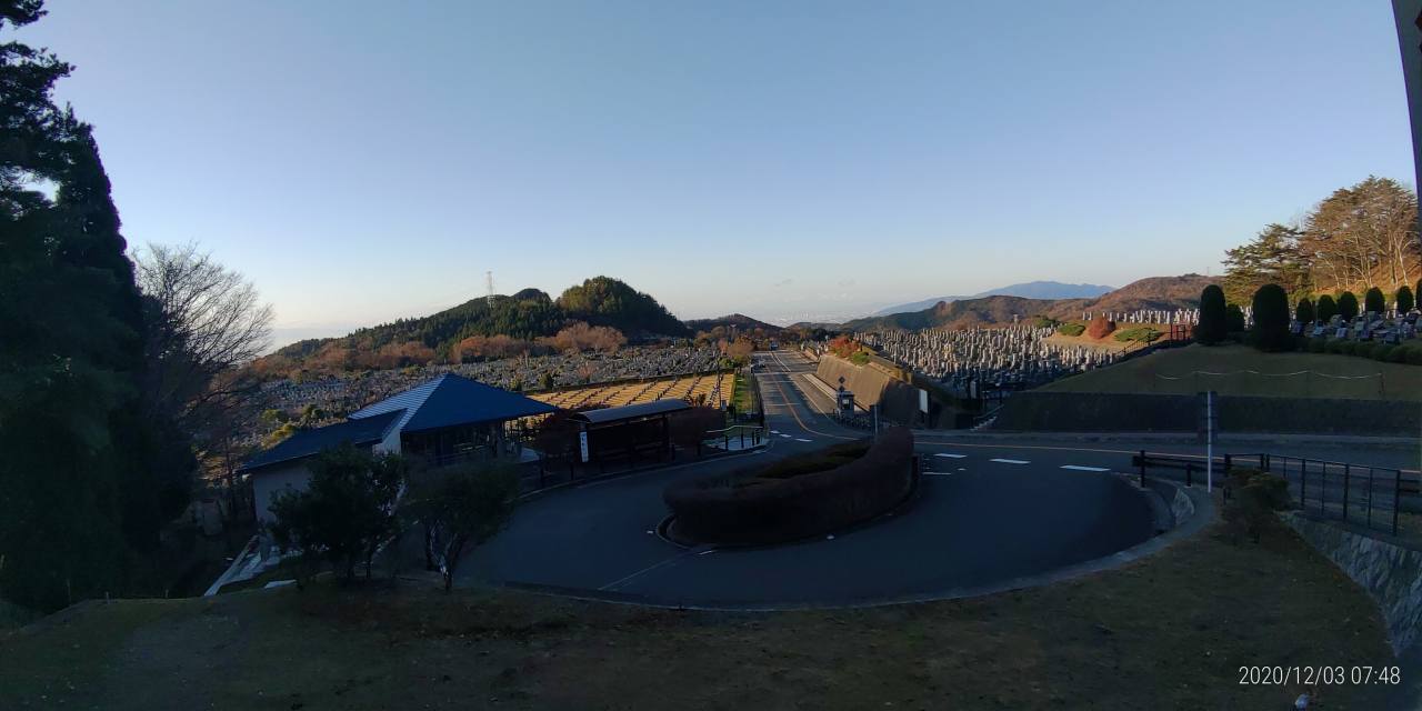 霊園北入口から園内風景