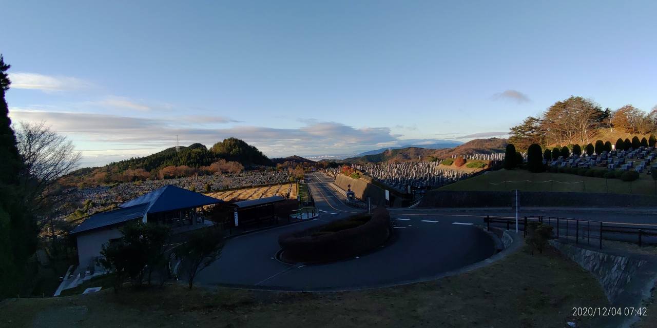 霊園北入口から園内風景