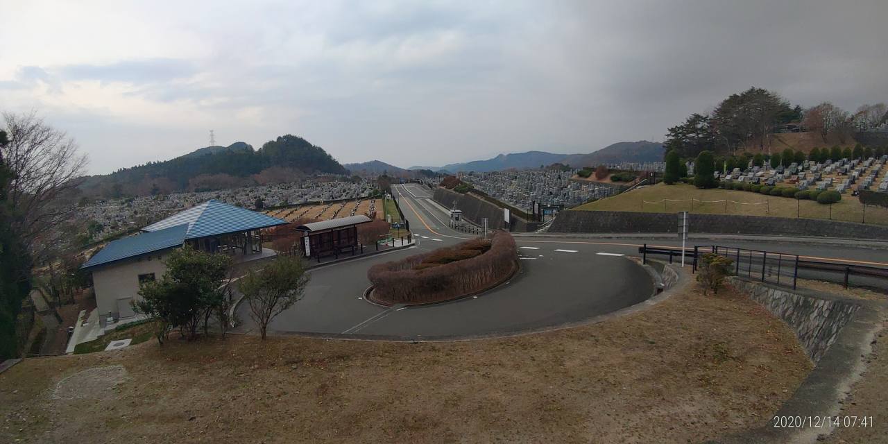 霊園北入口から園内風景