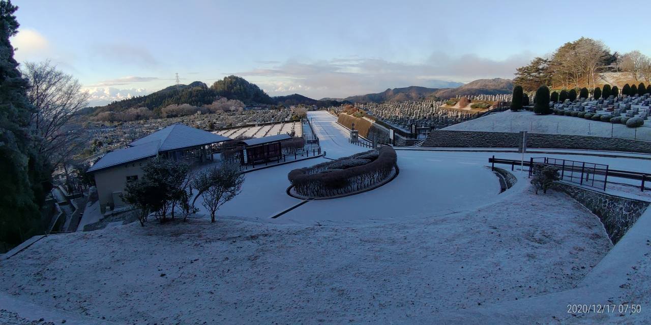 霊園北入口から園内風景