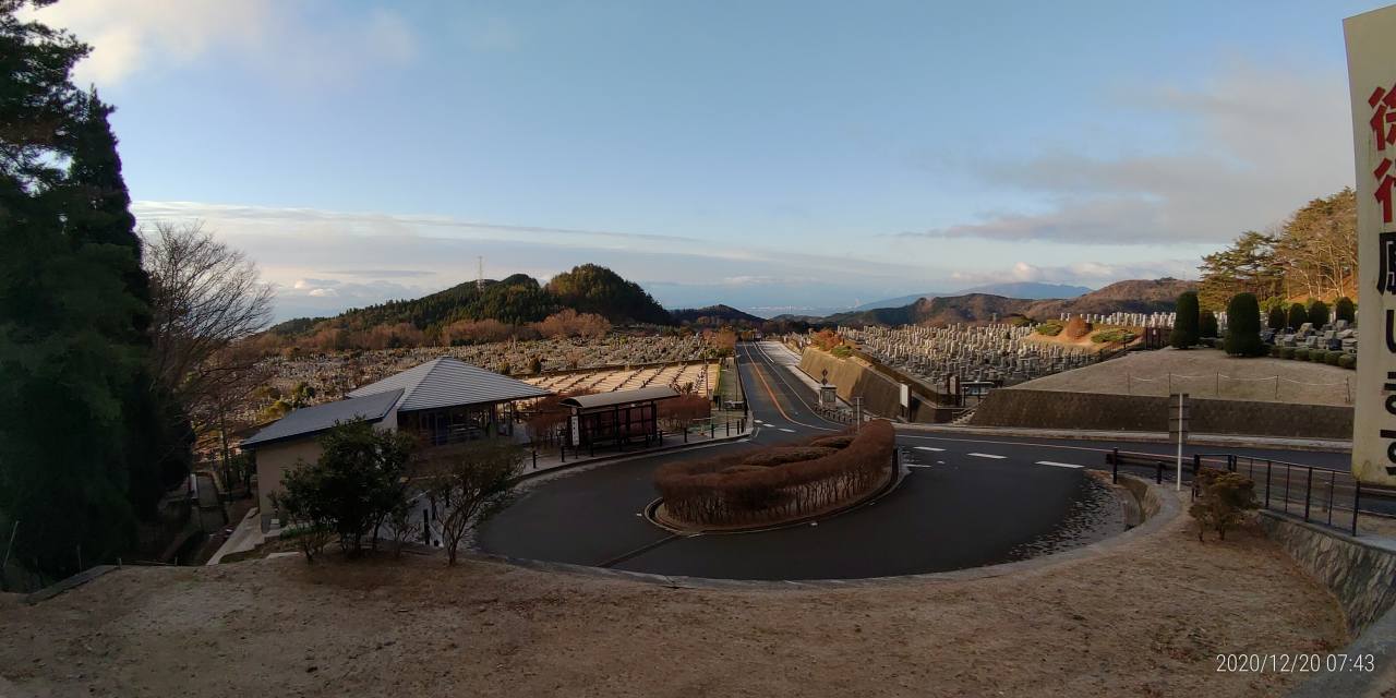 霊園北入口から園内風景