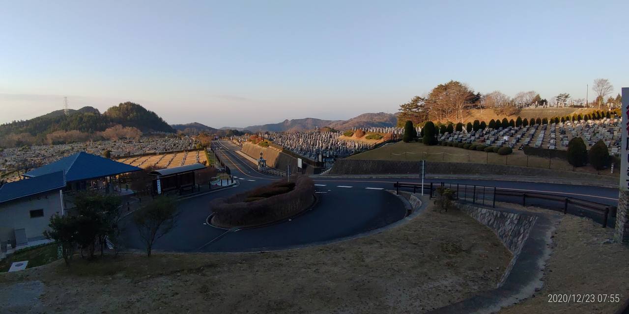 霊園北入口から園内風景