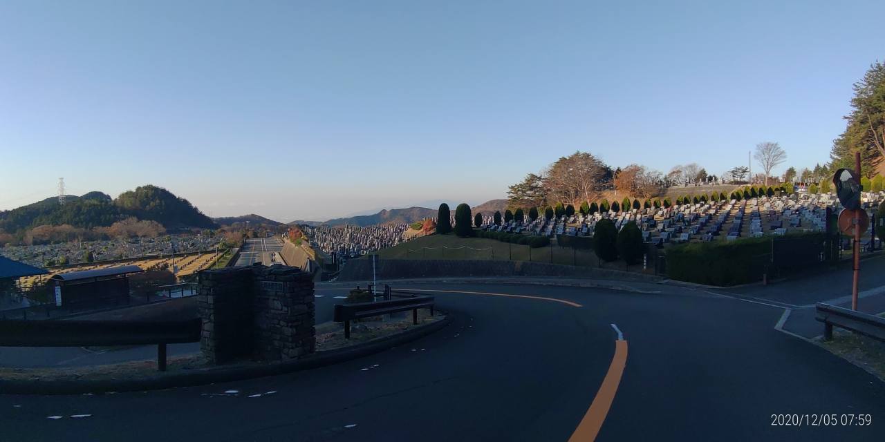 霊園北入口から園内風景