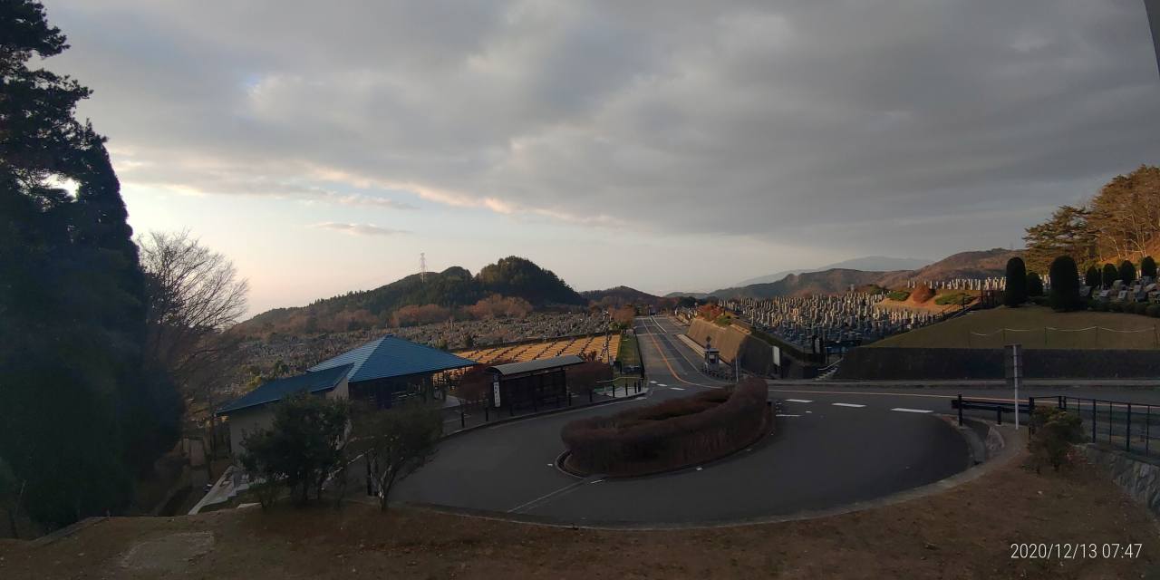 霊園北入口から園内風景