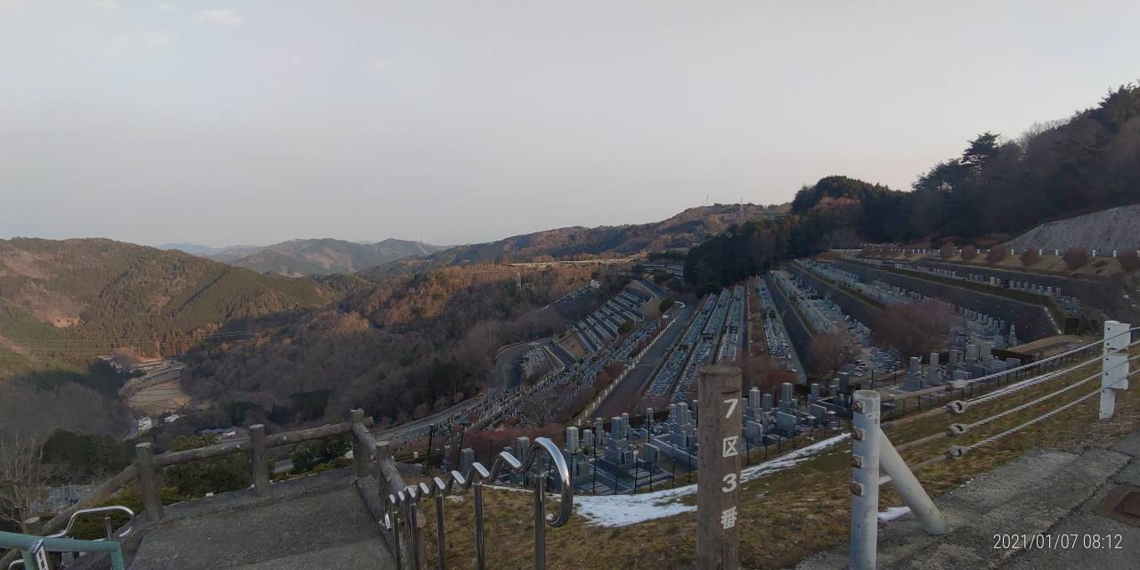 7区3番上段駐車場から階段墓域風景