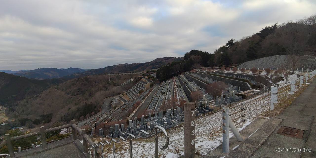 7区3番上段駐車場から階段墓域風景