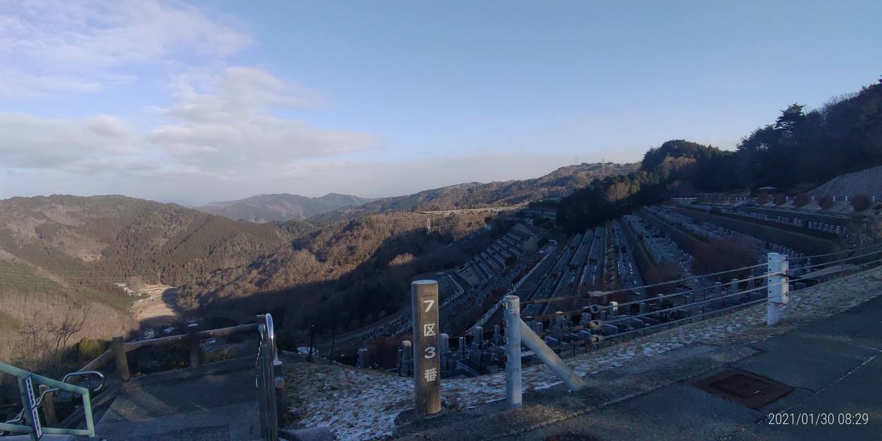 7区3番上段駐車場からの階段墓域風景