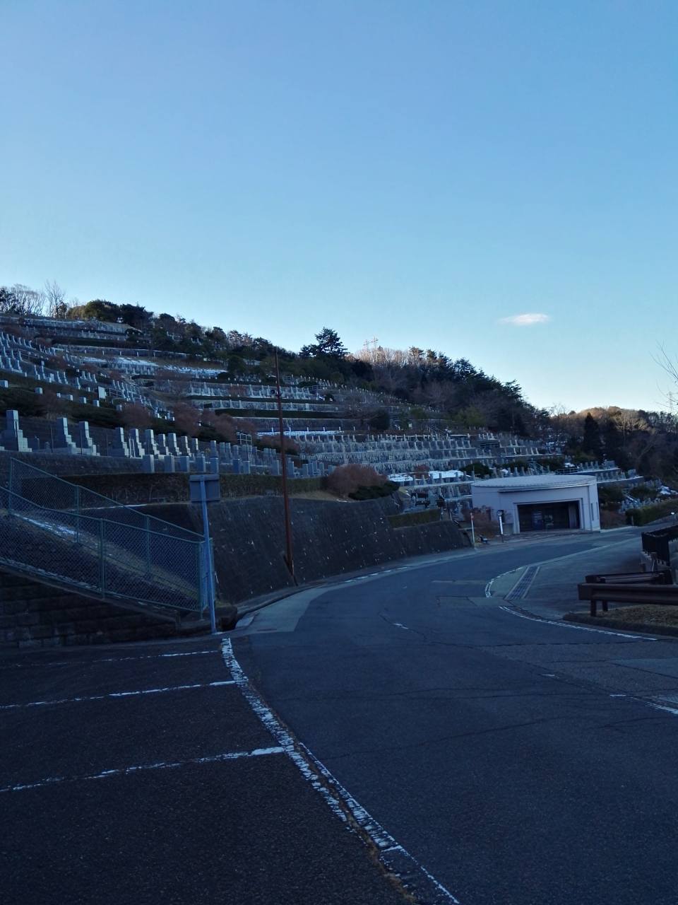 バス通り・7区墓所バス停風景