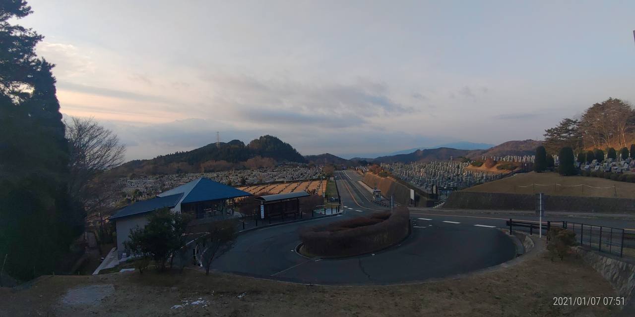 霊園北入口から園内風景