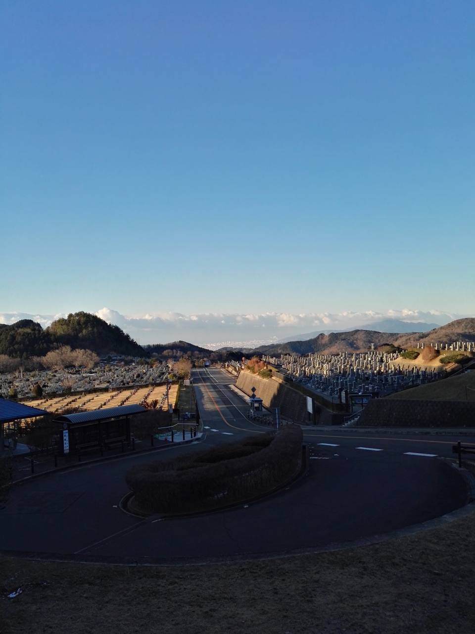 霊園北入口バス停休憩所風景