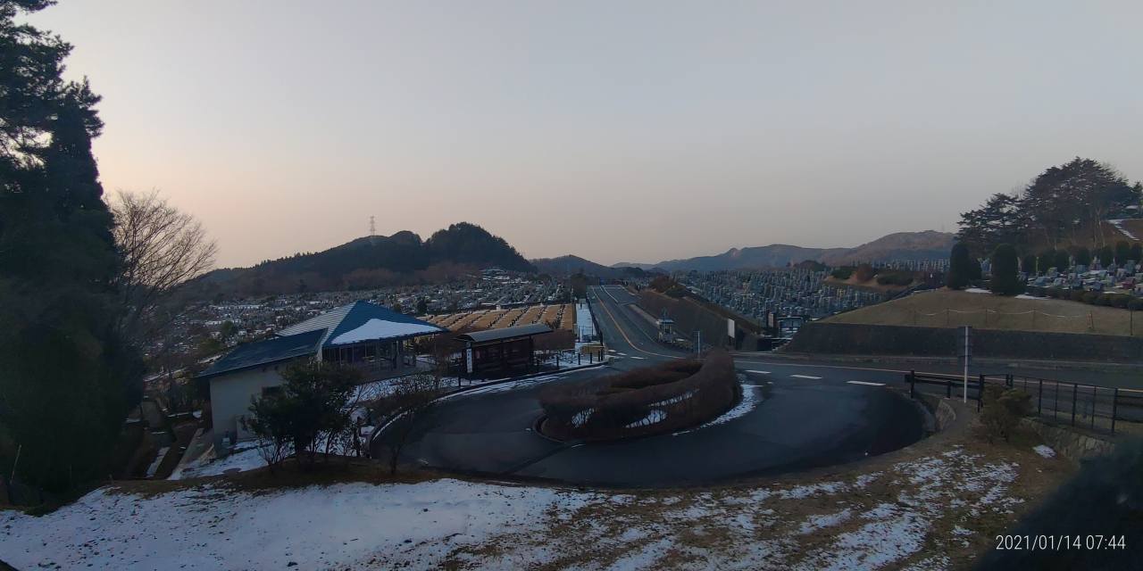 霊園北入口から園内風景